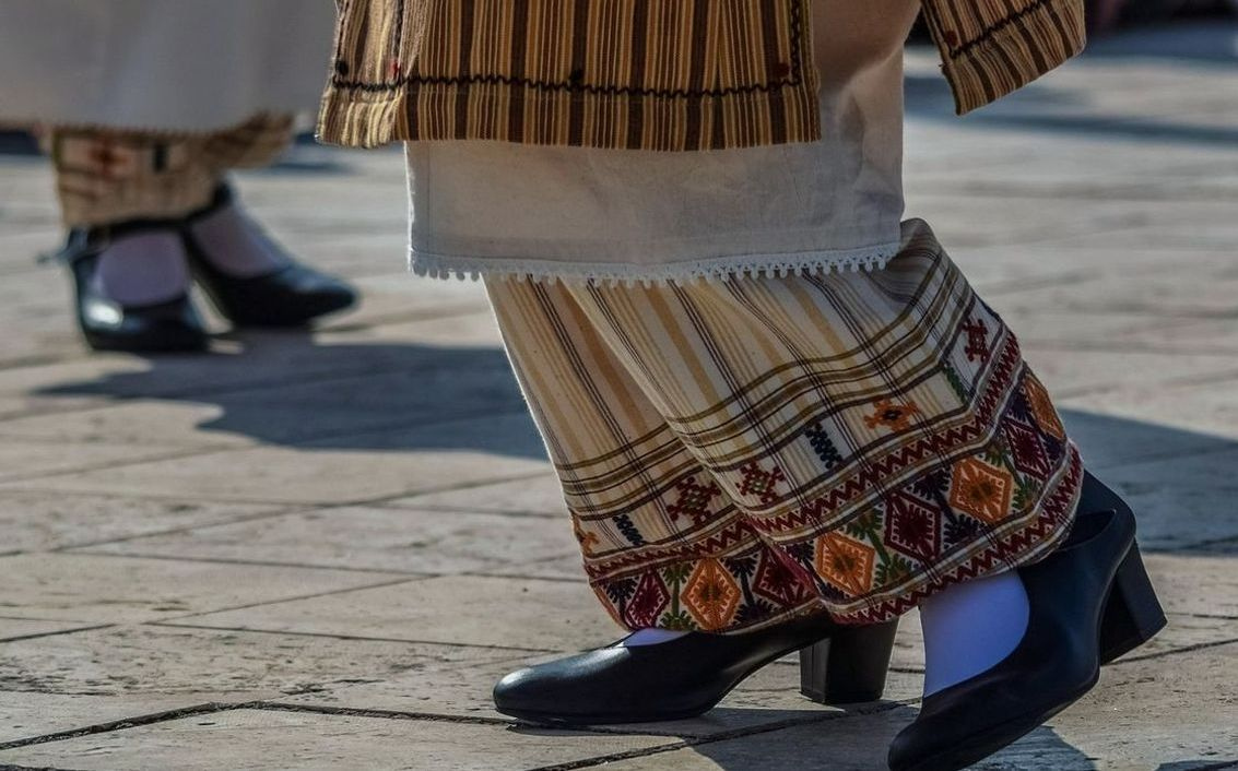Kütüphanede bulunan, eski bir antik sanat eseri